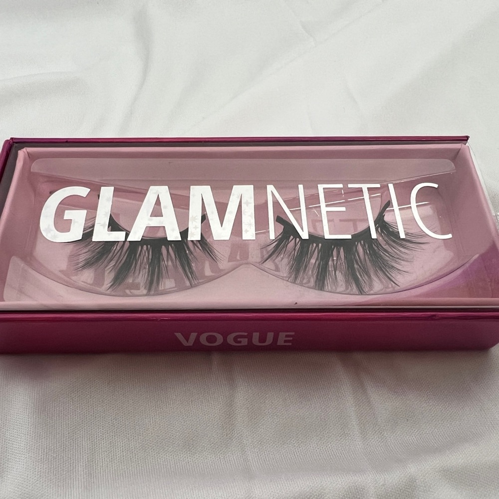 GLAMNETIC “VOGUE” Lash, Medium Wispy 8mm-15mm)